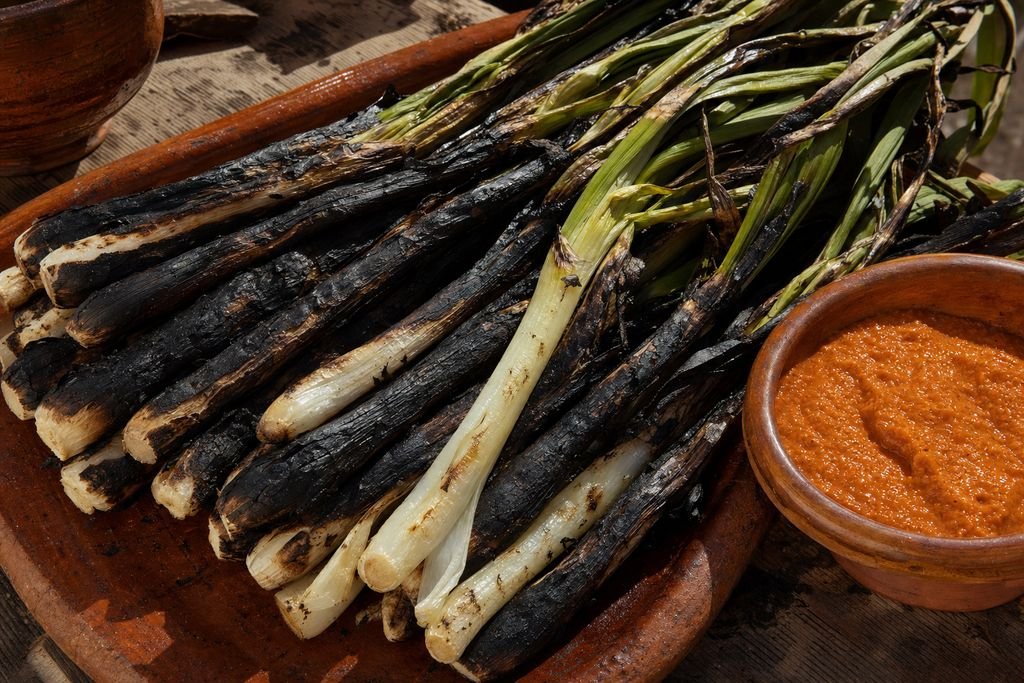 Calçots con salsa romesco