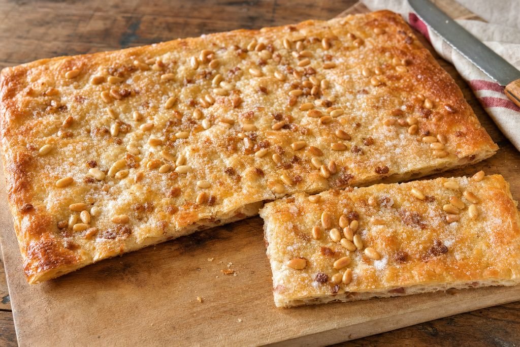 Coca de llardons catalana