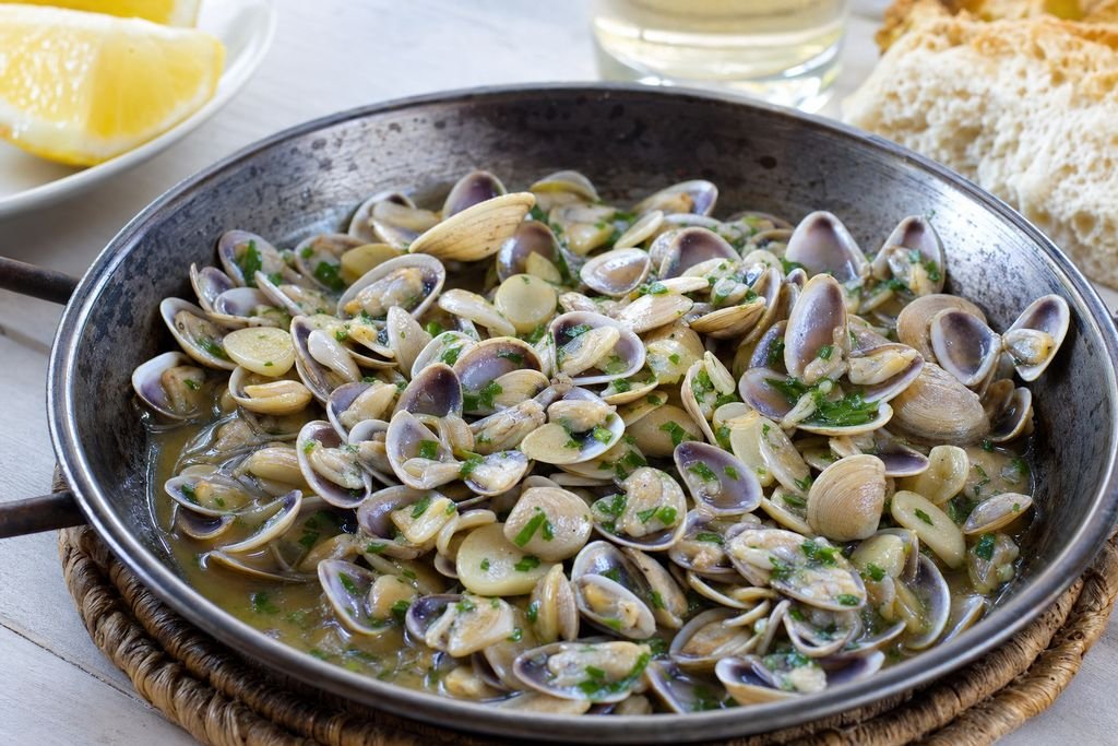 Coquinas al ajillo onubenses
