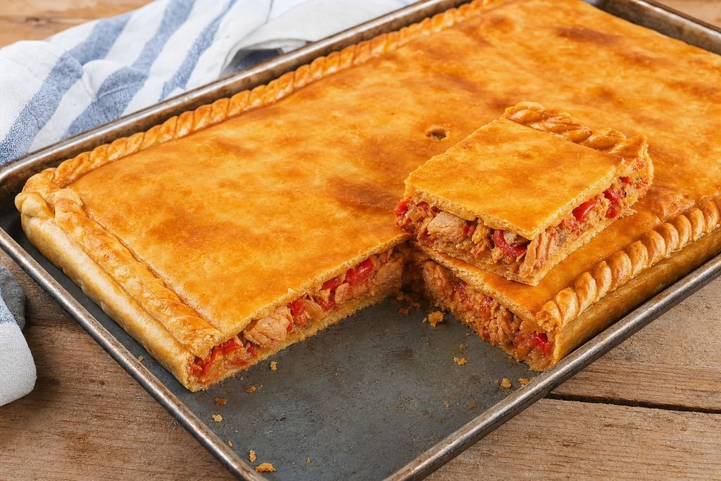 Empanada gallega de atún