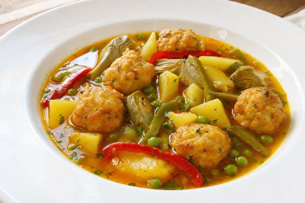 Guiso de albóndigas de bacalao murciano servido como receta regional: región de murcia
