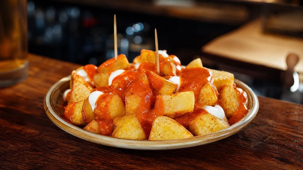 Patatas bravas de tapa madrileña